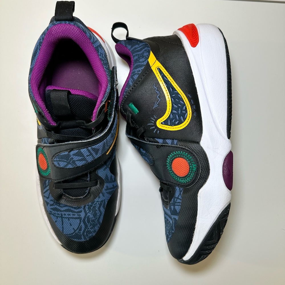 Nike Kids - Nike Team Hustle D 11 SE (GS) 'Black Mystic Navy Gold' sneakers